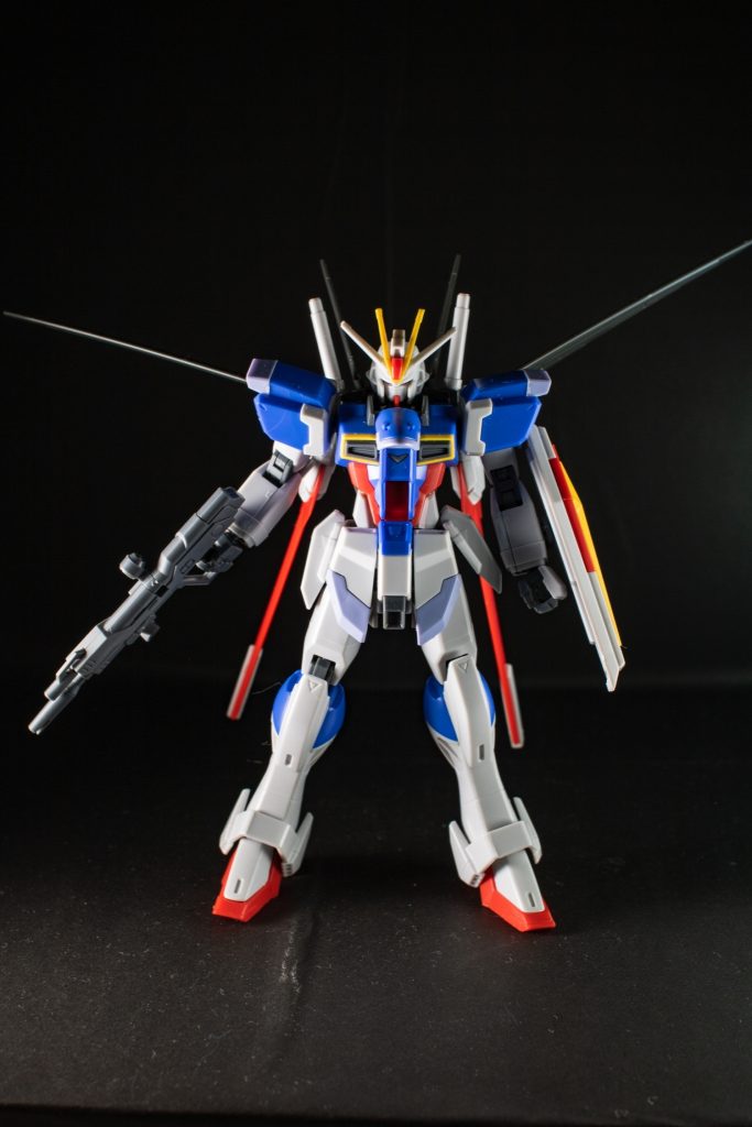 フロント:武装はビームライフルとシールド、ビームサーベルとオーソドックスなスタイル。真正面からだとシルエットが見えませんね