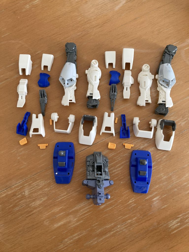 脚部はMGガンダム4号機をベースに加工。MGガンダムMK-Ⅱ、ver1の脚部スラスターを流用し、ジムⅢの特徴的な脚部に仕上げました。