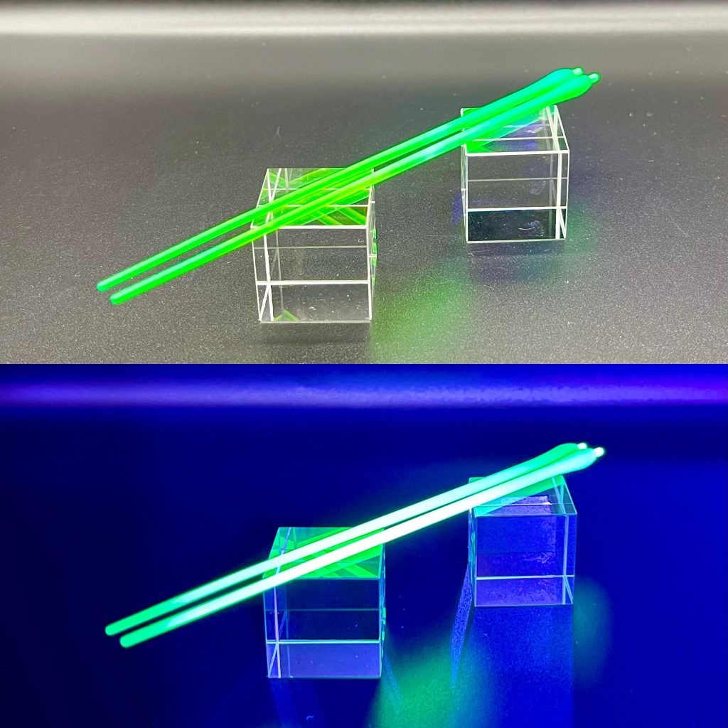 ビームサーベルは本体のカラーリングに合わせてグリーン系に変更しました。蛍光と薄いパールでほのかなグラデにし、UVを当てるとご覧のとおり発光します。