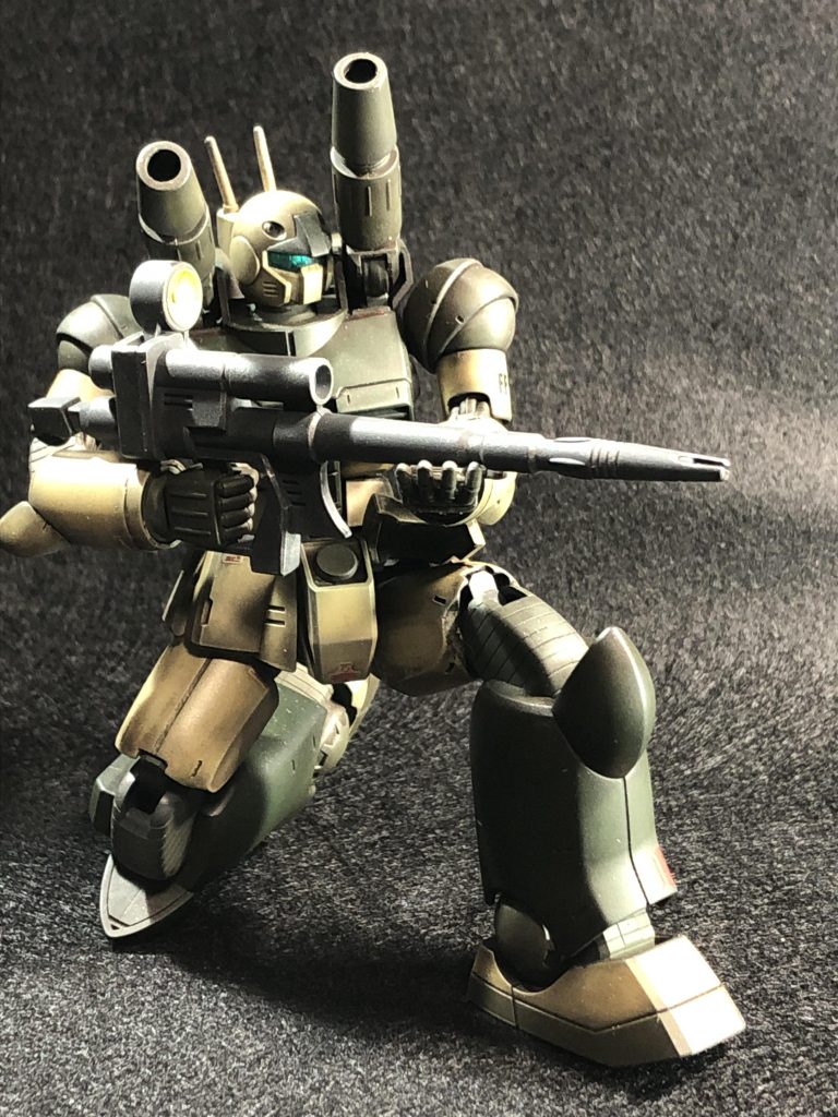 仮組みした時にキャノンの発射ポーズで両足を広げた時に足の細さのせいか少し不格好に感じたので腿にプラ板でボリューム持たせてみました。