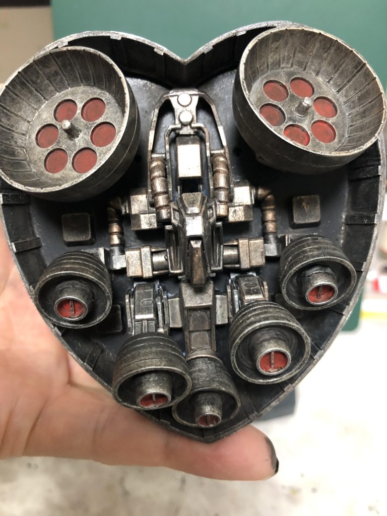 スカート内部のブースターなどは、余剰パーツやプラモを再利用し纏めてみました。