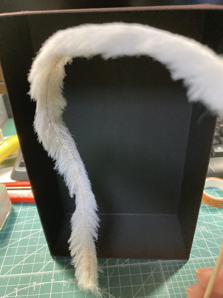 トレードマークの長いトサカは針金に毛糸を貼り付けてケープで固めて、裏から軽く白色塗って針金を隠しそうとしてます。