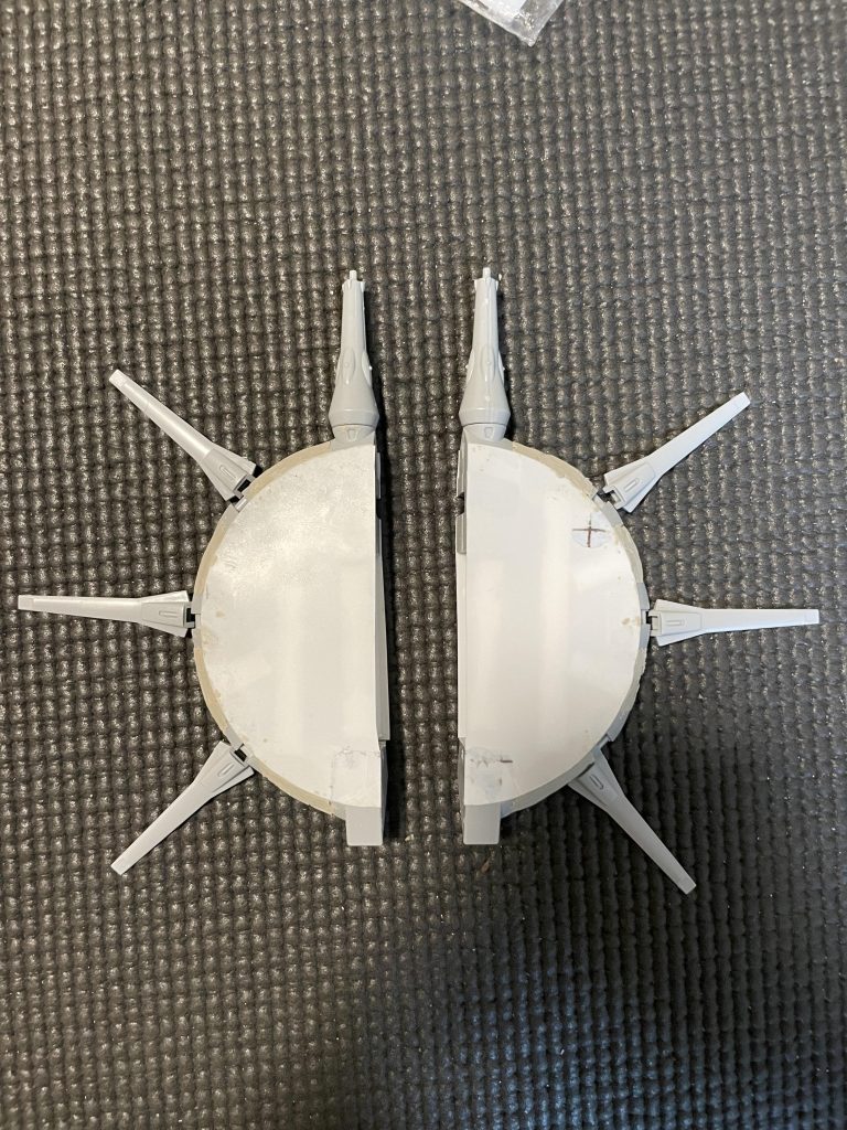 バックパックはもとのやつを分割してプラ板に貼り、スキマをパテで埋めました。合わせて基部も少し伸ばしました。