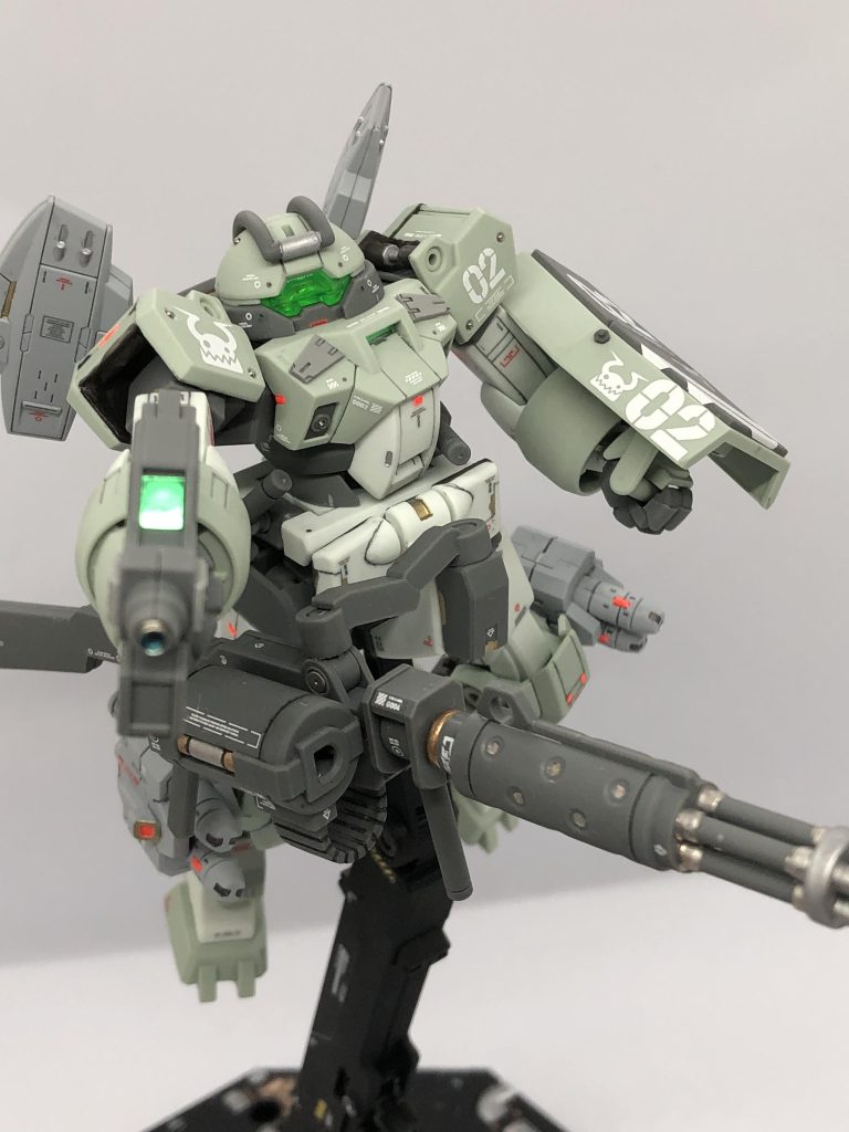 デミトレーナー用のウエポンセットとビルダーズパーツのウイング、フットミサイルを装備させました。イメージは上空から圧倒的火力で制圧する強襲用機体です。癖のない量産機で武装によってイメージがガラリと変わり、その癖頭部の見た目が可愛いので水星の魔女でもイチオシの機体になりました。