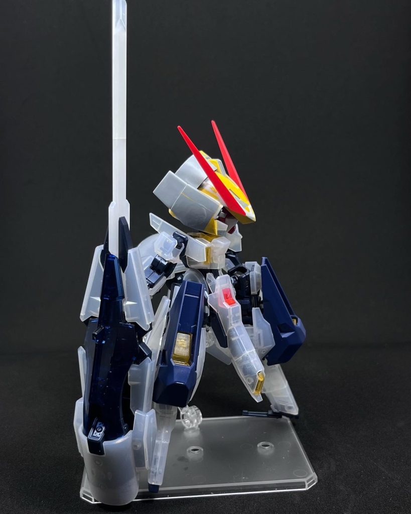 胴体、腕部、脚部、サブアーム、コンポジットシールドブースター、それぞれ短縮加工しました。股関節はプラ板を継ぎ足して接続位置を上方に移動しています。