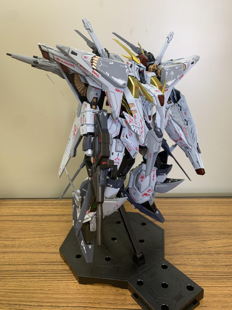 色々と塗り分けもしましたメタリック塗装部分は光沢クリアー、通常装甲は艶消しで保護しています