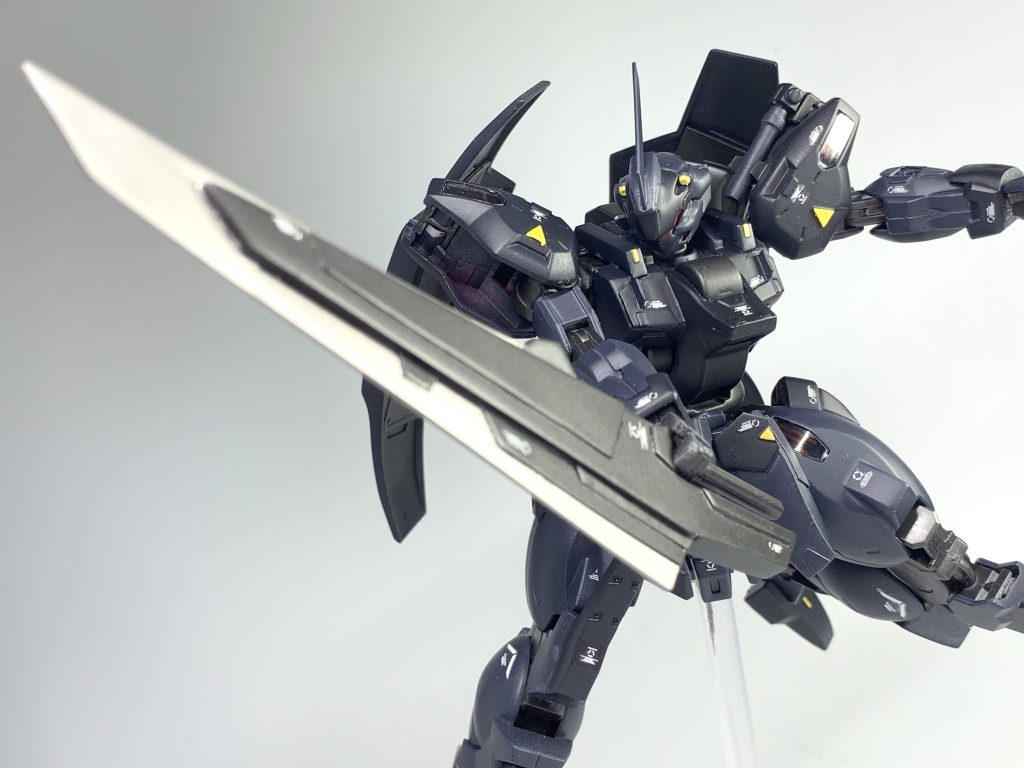 バスターヒートソード新型ビームライフル同様、次世代主力機用兵装として開発された近接武装。ビーム兵装に比べ突破力が高いため、重装甲やガンビットによって生成されたバリアを突破する際にも有用。肩部にマウントする事が可能で、簡易的なシールドとしても使用できる