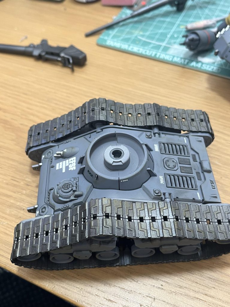 砲塔をつければ普通に戦車になりそうな下半身。