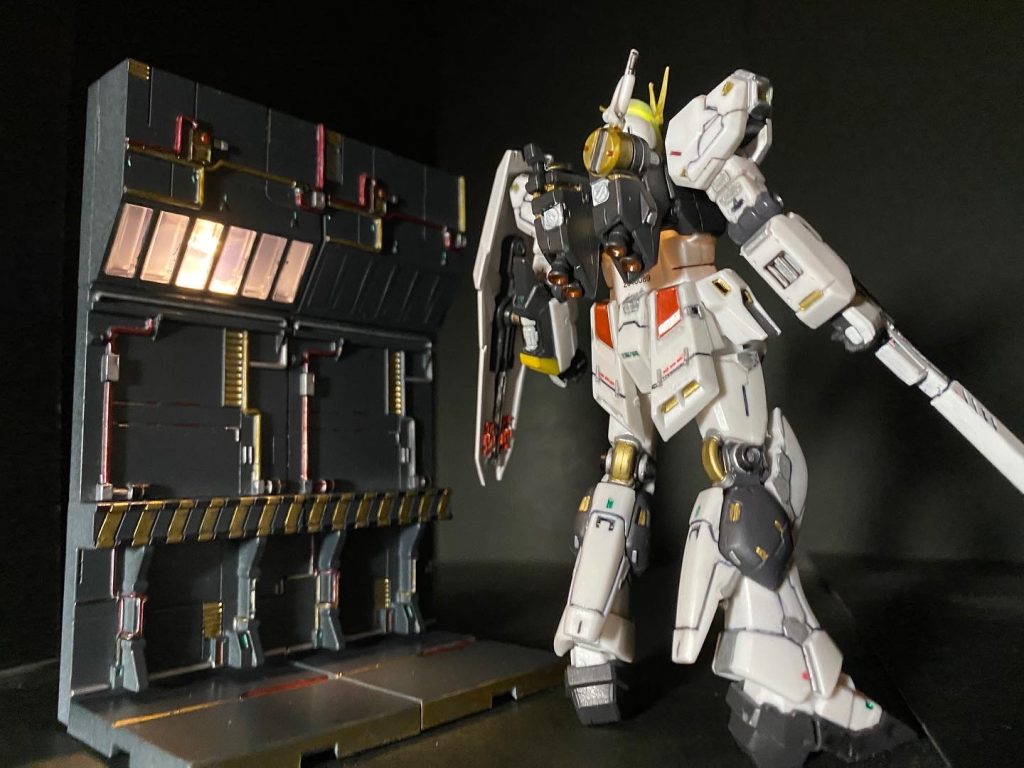 光らせるのが二つしかないので格納庫の窓は片側だけ光るようにして、もう片方は塗装で塗りつぶしてあります。