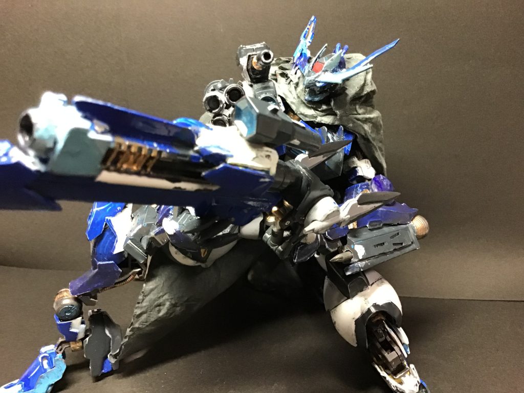 頭頂部の赤いセンサーとミンジャルのセンサーを生かし正確無比な狙撃を相手に叩き込む。