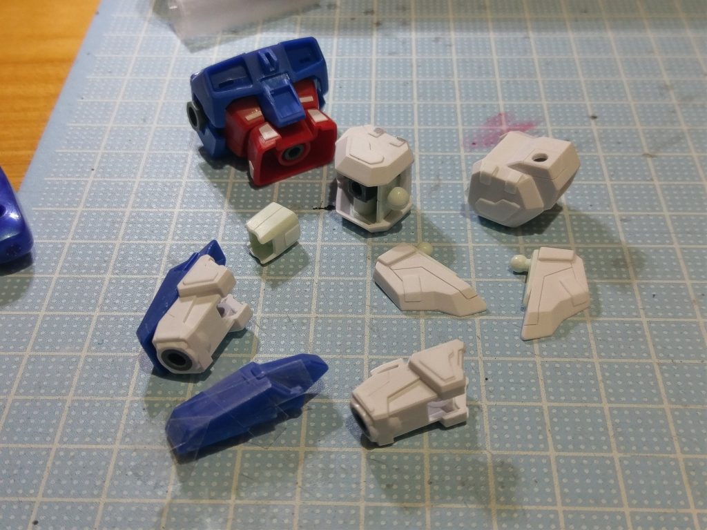 腹部や関節にリバイブガンダムを流用。