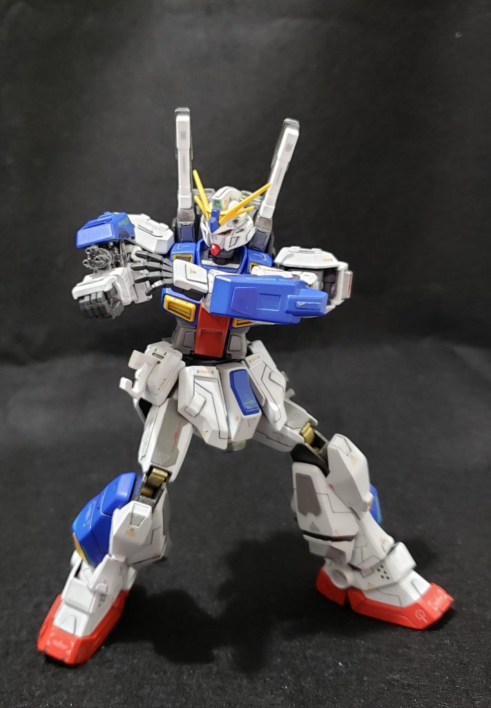 関節部分にHGリバイブガンダムのパーツを流用して可動域を広げています。