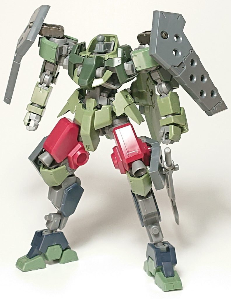 フレームを含めたほとんどのパーツを通常のグレイズに置き換えています。太腿の装甲はシュヴァルベカスタムでは余剰になるシュヴァルベグレイズのパーツを使うようにしています。この後、膝のスラスターノズルも他社製品に置き換えました。