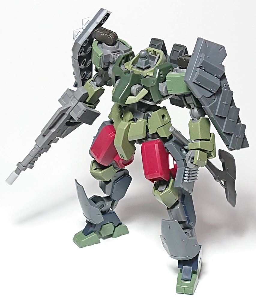 大体のパーツ構成が固まった所。そのままでは頭部と干渉する襟、太腿と干渉するサイドスカートをそれぞれ切り落としています。