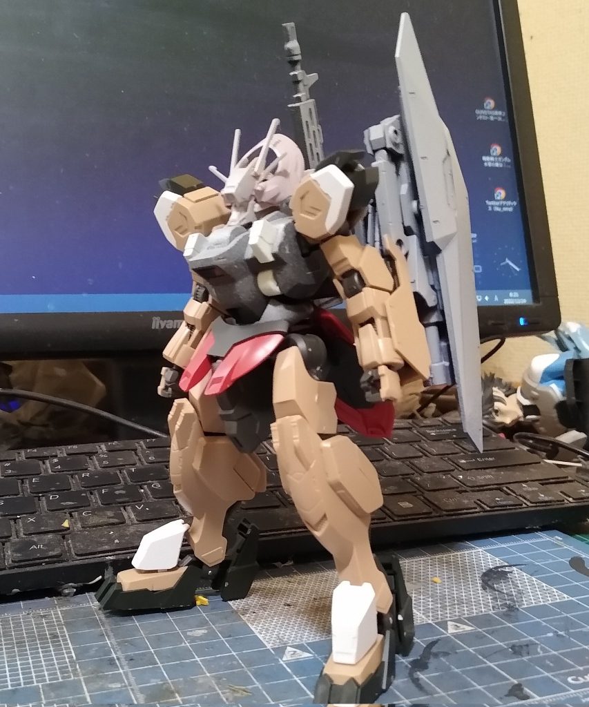 鉄血キットはグシオンリベイクしかなかったのでとりあえず輪っかをつけてみたところ。