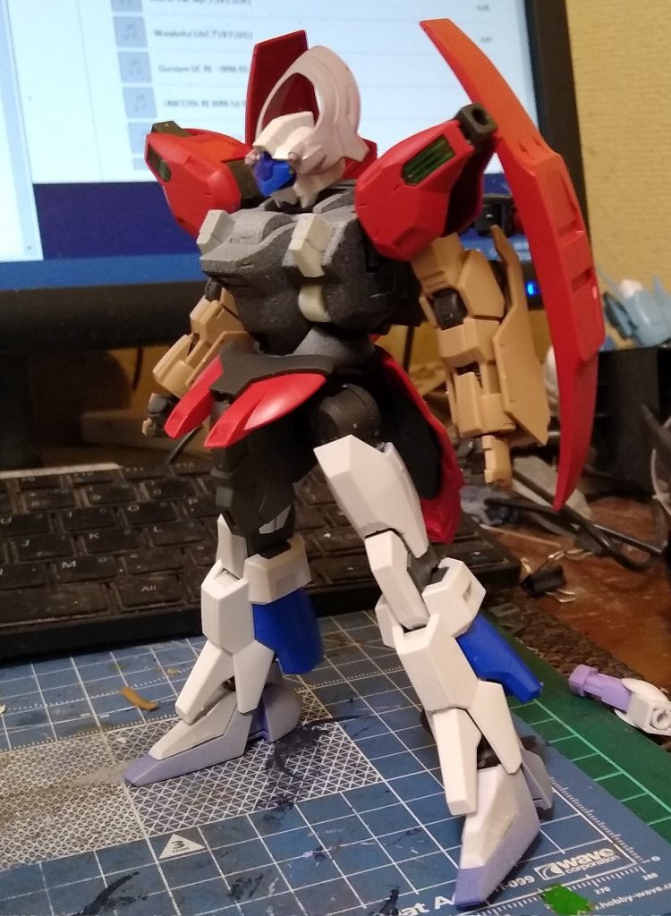 どうせやるならもうちょいシュバルゼッテに寄せようということで顔をAGE-FXベースに変更。脚はもろに鉄血だったのでAGE-FX+テルティウムに変更。