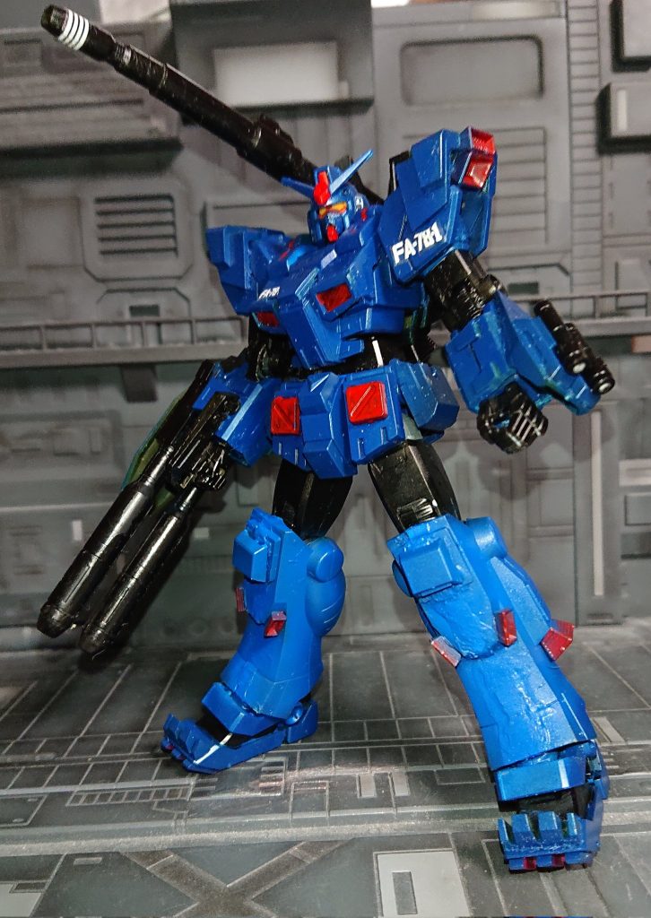 足の埋めたとこが気になったのでヤスリかけて修正（1月5日）まだパテで埋めた感はあるけど・・・色はインディブルーで塗ったけどスマホのライトで水色ぽく見えてますが実際はもう少し暗い色です 