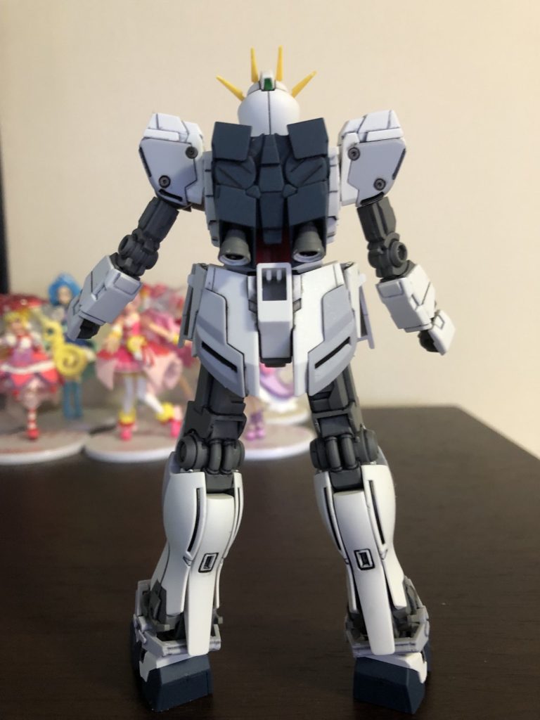 リア。結局ナラティブガンダムはA型にしてもB型にしてもなんらかの「装備品」が付属しており、素体のナラティブガンダム「だけ」では売っていないという･･･バン〇イさん流の販売方法、なんとかならんのかね･･･💦 では、股に手。