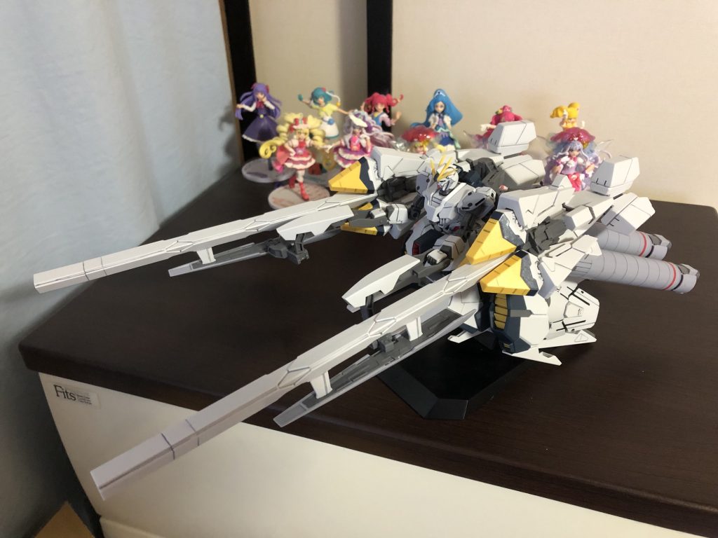 ナラティブガンダム・A装備型。実は「ガンダムNT」は見てないので、このメカがどういう活躍をするのかはまったくわかりません。どうやらキャプチャーアームで何かを捕獲するためのメカのようです。一見すると「0083」に登場した「デンドロビウム」を思い出しますが、そこまで大型メカでも重武装メカでもないようです。