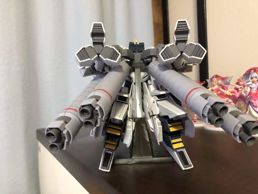 リアショット。爆発的な推進力、こんなにノズル要るのかね?というワケで、あまり作例も見たことない(笑)　ナラティブガンダムA型装備でした。