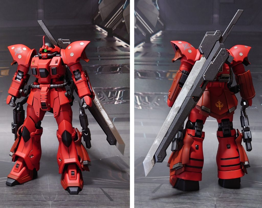 イフリート・ダスクの前後ろ。工作としては、足首関節と足裏の肉抜き穴埋め、ヒケ・段ズレの対処に加え、肩アーマーのトゲを無しにするため、取り付け穴をパテ埋め。余剰パーツとなる他のイフリートのパーツを部分的に採用し、ナハトの試作機、または仕様違いとして脳内設定。手首はビルドハンズ(丸)Mサイズ一式に真鍮線を通した物へ置き換え、モノアイやスラスター部にも市販パーツを使用してディティールアップ。肩のトゲ穴埋めはパテで埋めたあと、ヒケと削りで平らになったところに市販パーツ貼り付け、あとはデカールで視線誘導して誤魔化しました。