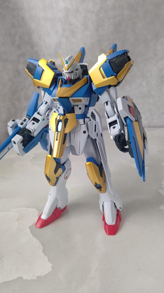 私的にV2はこのアサルト装備が一番好きです。SDとかだと影の薄い腰のヴェスバーが凄く存在感あって素敵。盾からもビーム出るし、火力はこの時点ですでに凶悪になってんだよね。