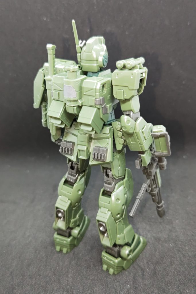 本来はバックパック横の穴には蓋をするのですが、なんか刺さりそうだなーと開口したままにしています。腰にはミニガンのマガジンを懸架可能。