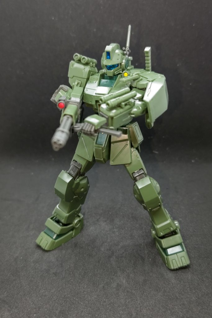 ミニガンは両手で構えられる他、