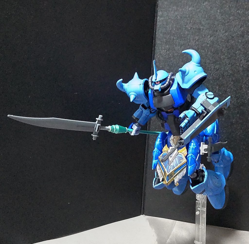 パーンサロイドユニットの機動性を利用して、ヒートグレイブを前方に構えた高速突撃が必殺技になります。