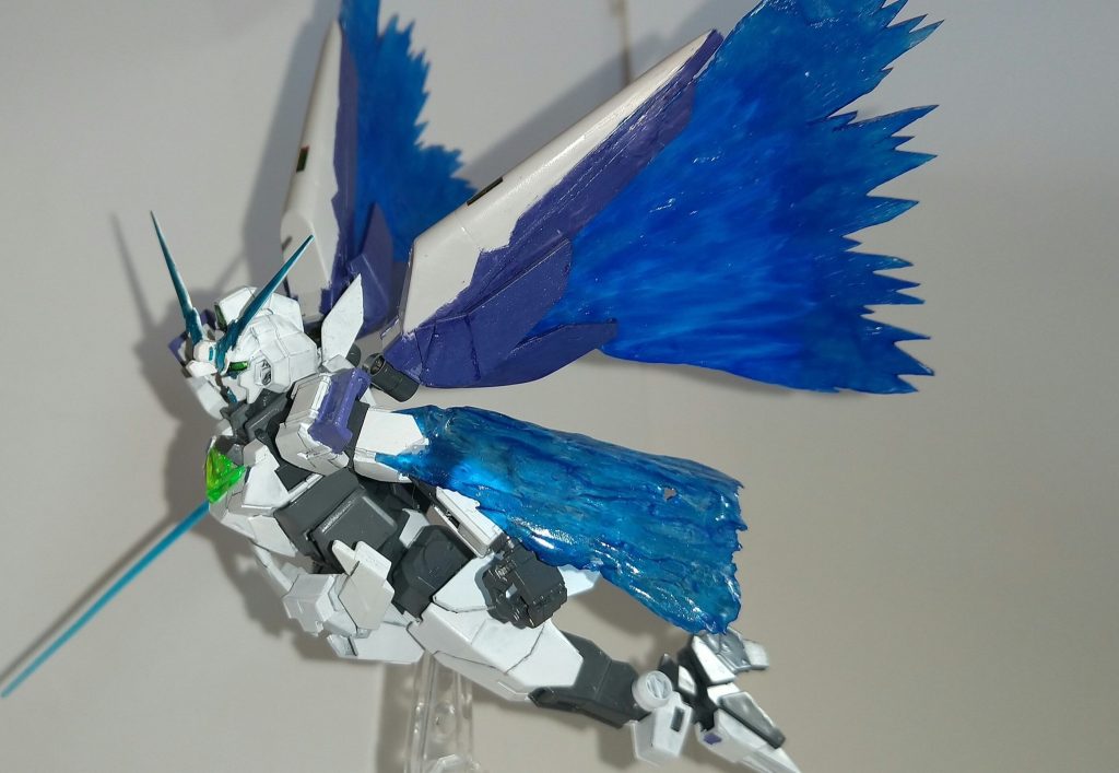 バックパックから光の翼(ミノフスキードライブ)を発振できます。