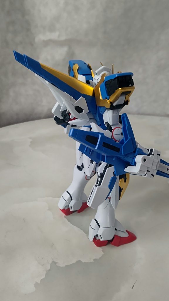 ゴールド塗装されたパーツが非常にゴージャス感演出してると思います。ビームシールドも虹彩かかった豪華仕様でイイネとテンション上がった訳ですが……光の翼は入って無いのよね……(涙)なんでこの機体の最大の特徴特性である光の翼付いてないんだよバンダイナムコさん!?