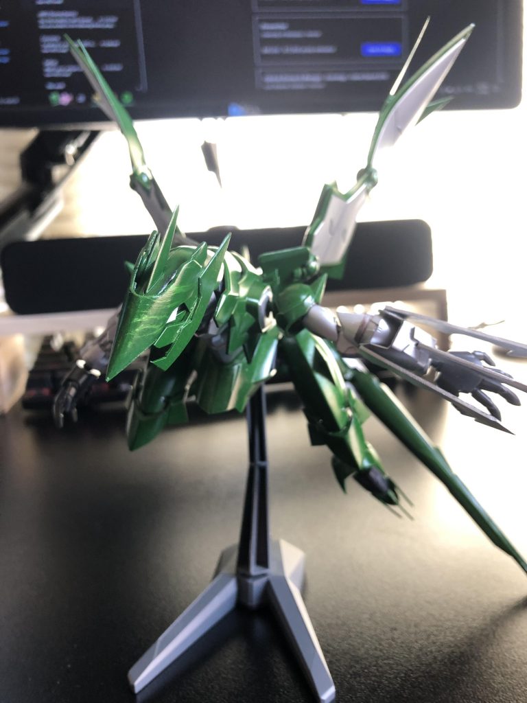 シルバーをベースに、タミヤのレーシンググリーンを塗装してみました。一度目のグリーンを塗装中にうっかり顔パーツを落としてしまったんですが、結果的にいい感じの模様になったと思います。てへ。多分、シルバーの塗装が安いアメリカ産のもののため、ガンダムマーカーをはじいてしまって、塗装が単調になった気がします。お金も、時間も、リソースがない中できるだけ丁寧に制作できたと思います!お時間ありがとうございます。