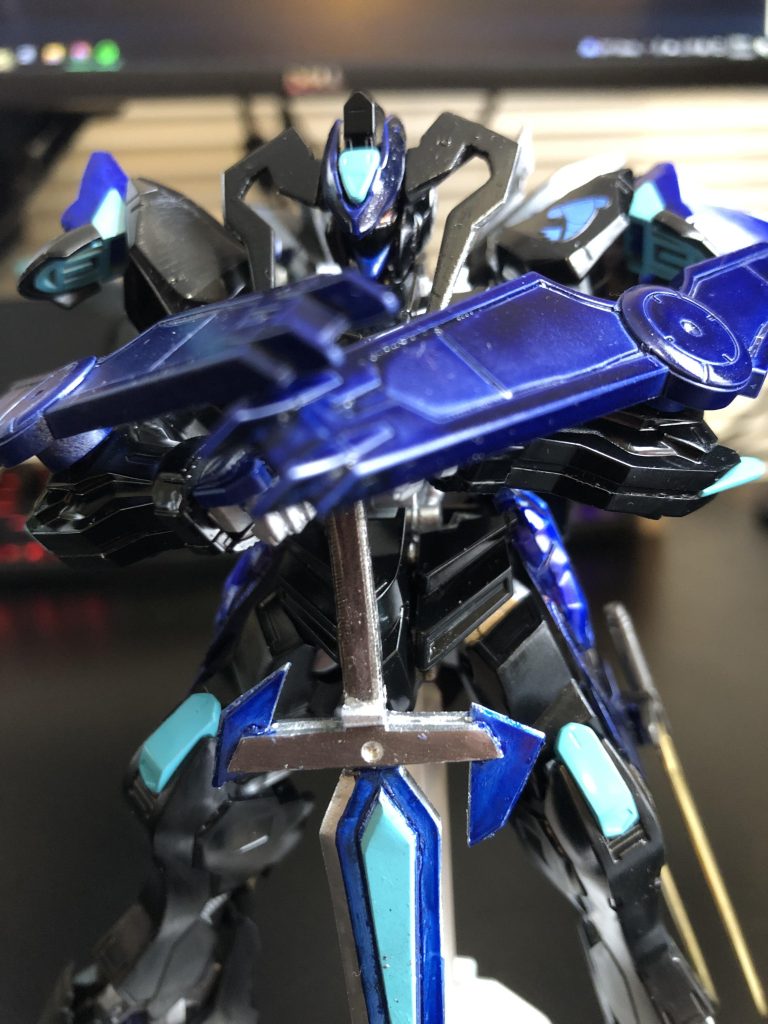 メインウエポンその2はオリジナルの大剣です。プラ板を重ねて作りました。