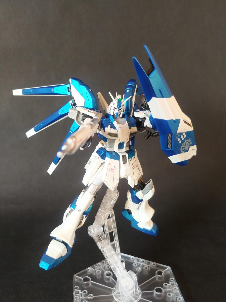 ビームライフル構えてポーズ