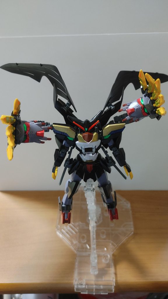 アクマッガイモードデビルガンダムのガンダムヘッドのようなフィストジエンドが生々しく牙を向けてくるシーンに絶望感と恐怖を感じた人も多いのではないでしょうかフィストジエンドの肉抜き穴を埋めてみたのですが下地が甘かったせいで色が…このへんはもっと技術を磨いていきます…w爪部分は独立していなかったので一本ずつ切断。掴みかかってきそうな雰囲気があります