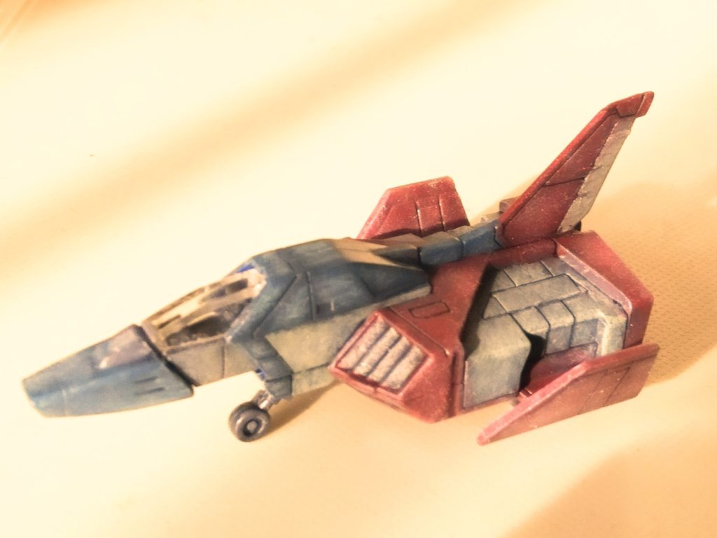 離陸前のコアファイター。小さいながら精悍なフォルムで、羽根も畳める優れもの。塗装は終始、老眼との戦いでした。
