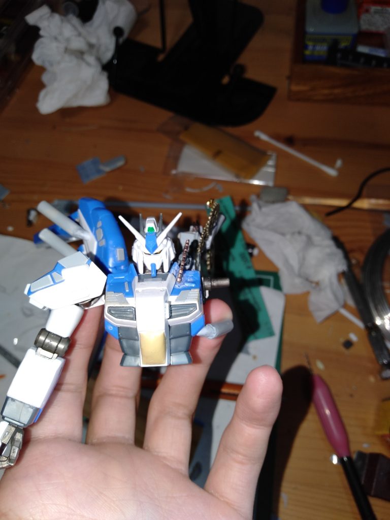 そこからは早いもので、Amazonで買った歯車やプラパイプをペタペタ貼っていきました。あと腹部？にパテがありますが、地味にパテも初めて使ったんですよね。私は不器用なので、難しかったなぁ。