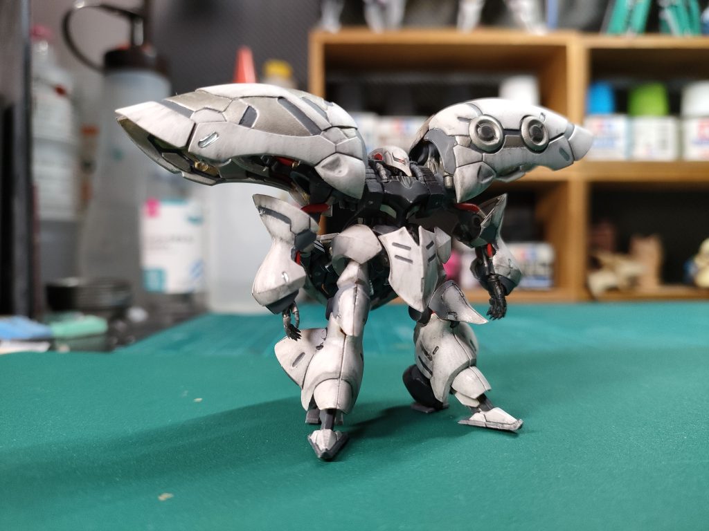 試しにフォーアーティストマーカーのシルバーにグリーンのレジンでセンサー表現をしてみました流石にキラッとは難しいですが光の加減で淡い色がアクセントにはなった気がします目は0.2mm径の針金に塗料を付けて入れてみましたが右側しか上手く出来なくて左は入ってません(￣▽￣;)