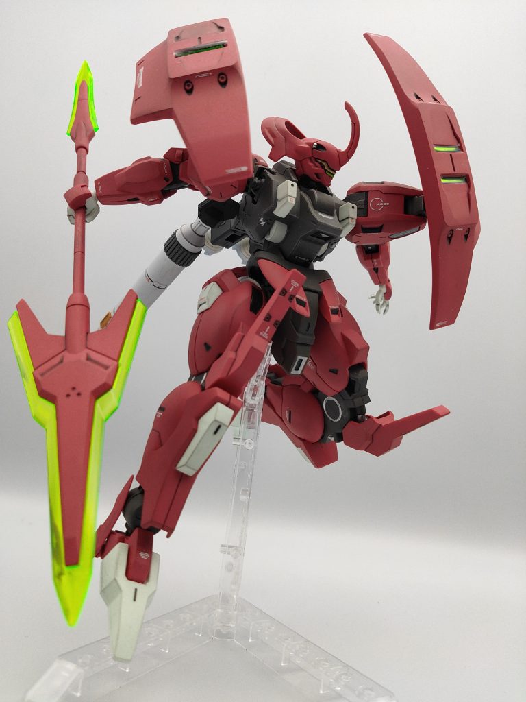 箱絵や説明書の作例を参考に、黒の水性塗料で部分塗装しました。また個人的な解釈ですが、脹脛や股間のスラスター、膝周りのエネルギーパイプ等をシルバーで部分塗装しています。また、カメラアイはガンダムマーカーのガンダムゴールドとメタリックイエローグリーンで筆塗りしました。