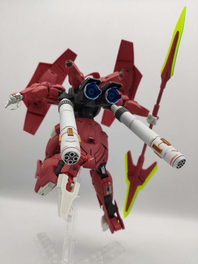 背中が寂しかったので、コトブキヤ様のM.S.Gプロペラントタンク<丸>を塗装して追加しました。