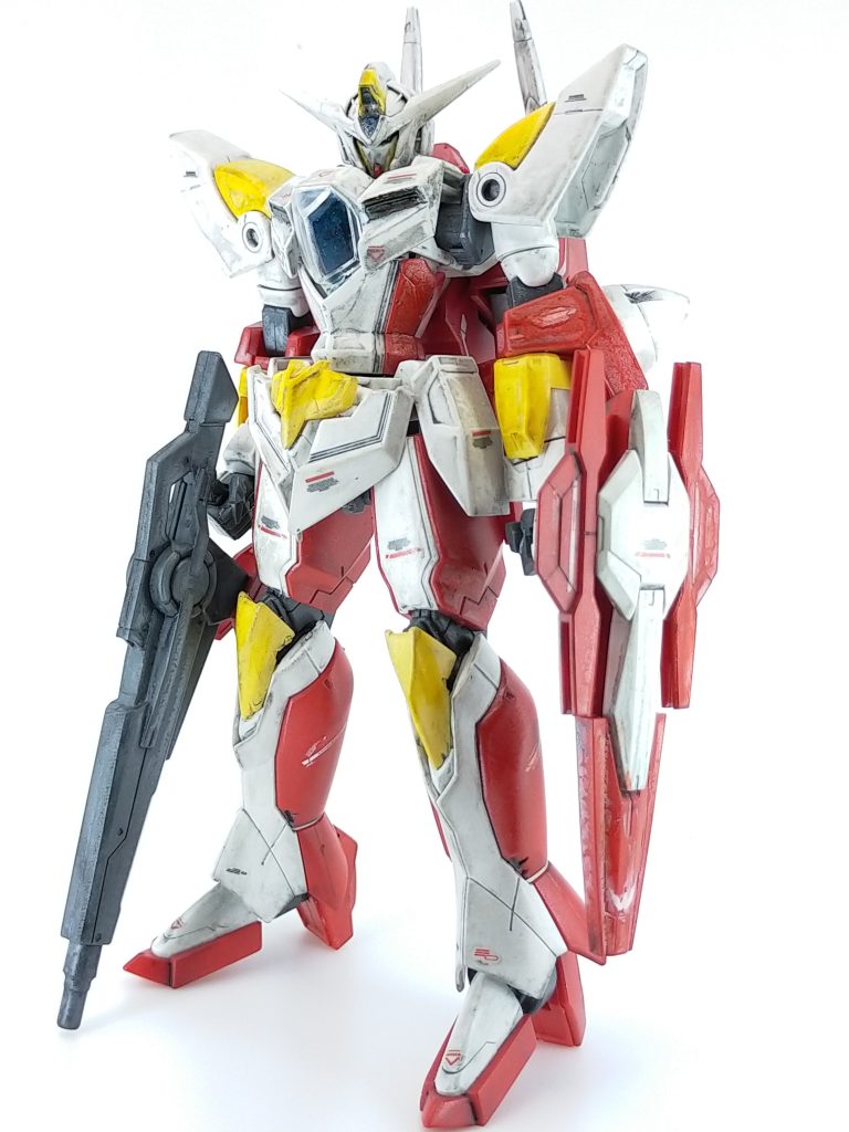 リボーンズガンダムの方もほぼ無塗装。こちらもシールでし色分けされていた黄色の部分と、胸部。他は無塗装ですが、ウオッシングにウエザリングカラーのグレーを使用し墨入れ後、キラキラ感を出したくてパールクリアを塗布した所、ふき取りが甘かったグレーの部分にパールクリアが発色したみたいですが、そういう事もあるのかと思いつつ、クリアレッドとクリアイエロー、クリアブルーを同系色の上に塗布してみました。仕上げは半光沢のトップコートにしました。