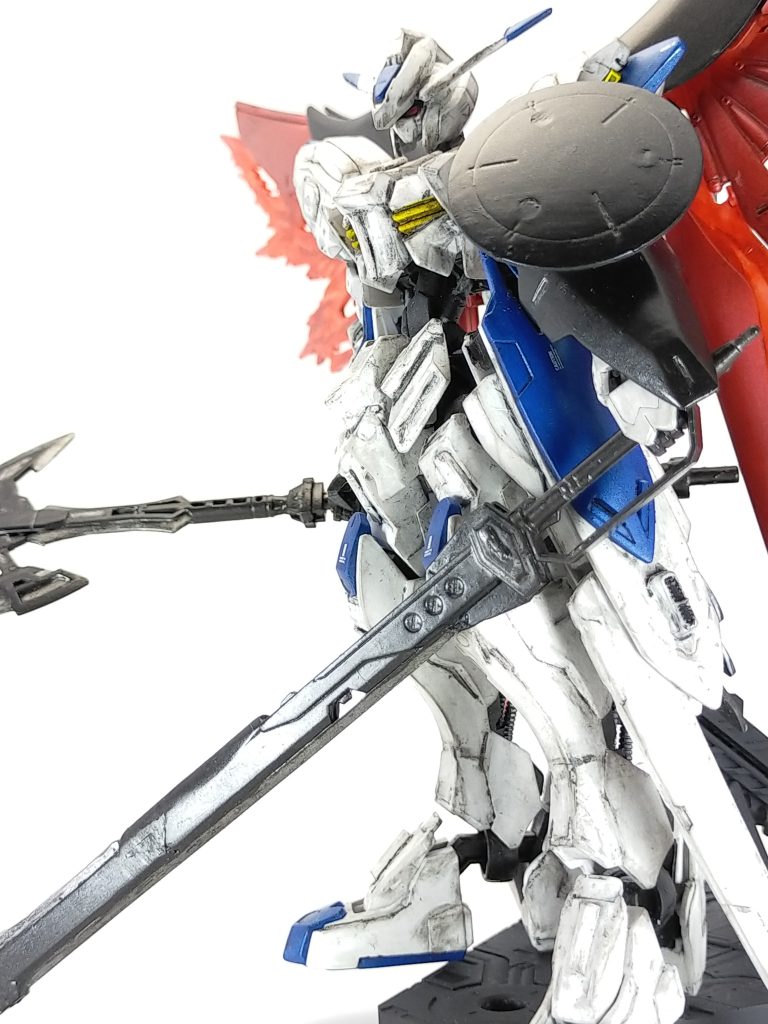 作成中はジャンクパーツ等色々試して見ましたが、結果、背中のパックパックの変更、首の延長、その他はバエルのパーツを使用。