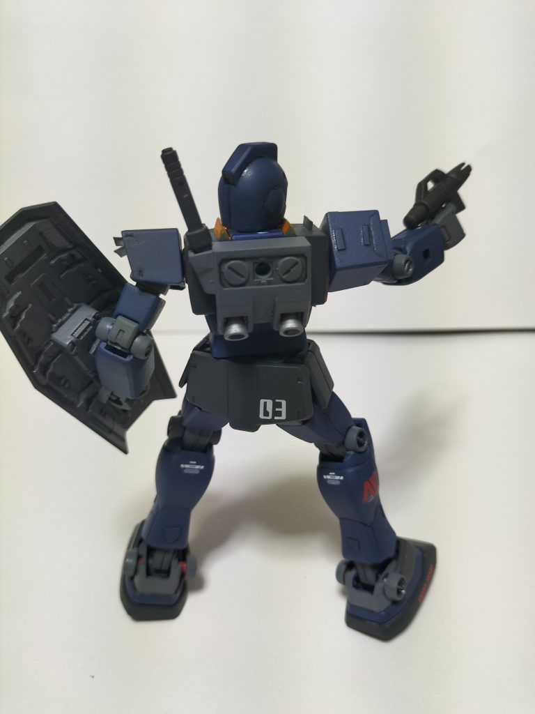 後ろ姿はほぼシンプルなまま