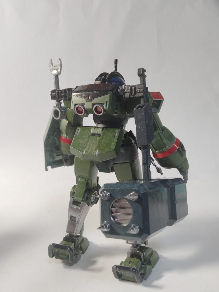 本体色は、舞台のアスティカシア高等 専門学園の制服をイメージしてます。デカールはまだ未発売なので、学園の胸のマークは、ティターンズのエンブレムを赤く塗ってそれっぽく(笑)ニカ姉らしさを出す為、スパナや腰部にロトのアームパーツを流用して修理作業出来る感じに仕上げてます。