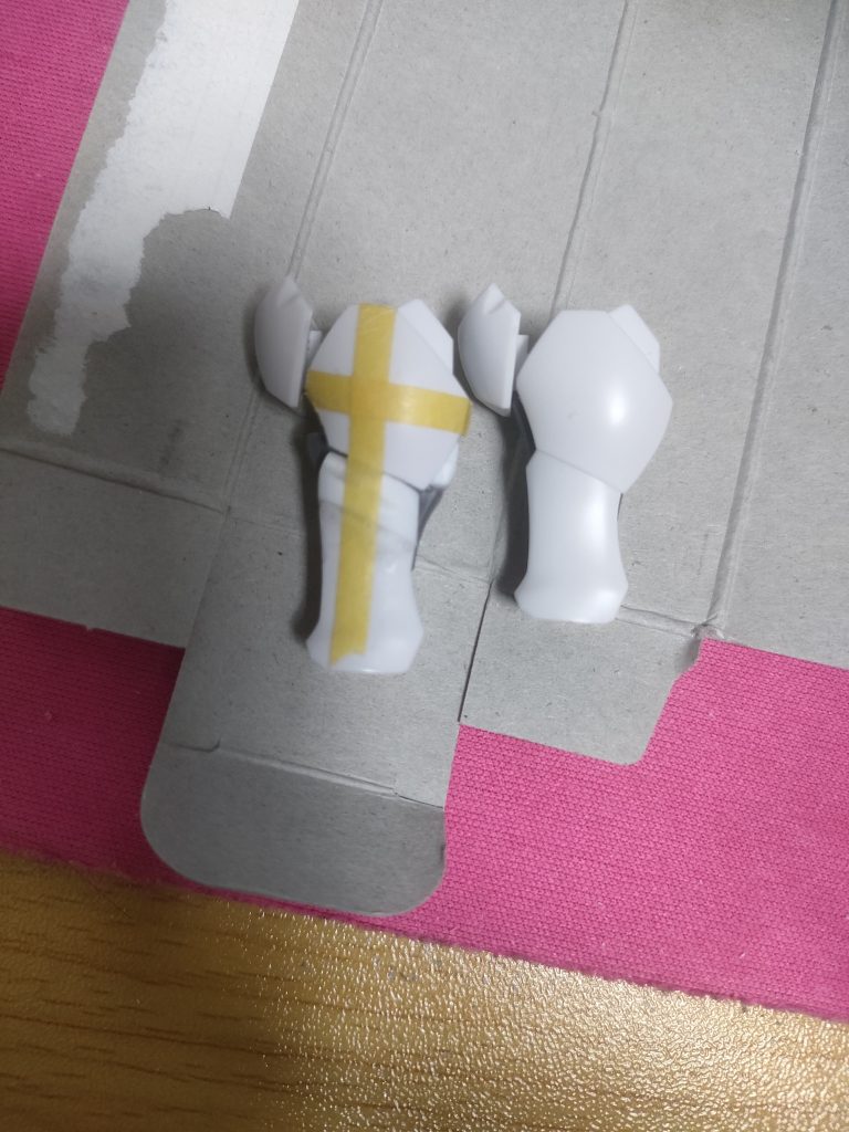 左が4mm延長しています。その結果中の黒色の部品が寸足らずになったのでこちらも同じく4mm延長しています。