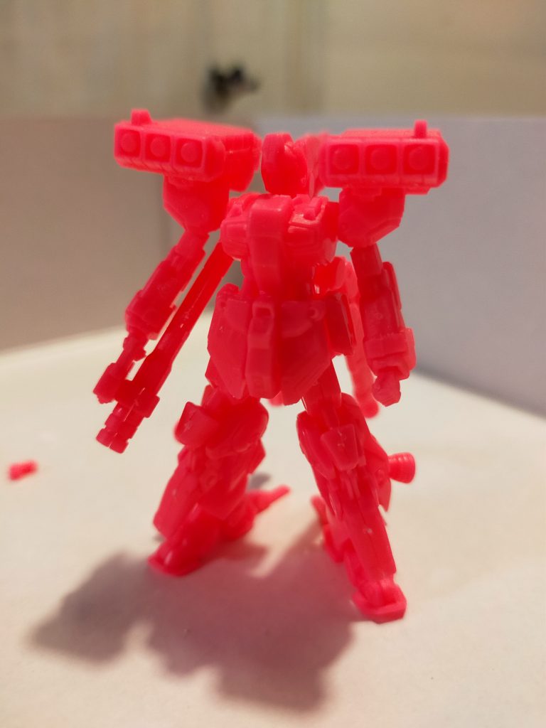 仮組みの状態。ピンクはやめてほしかった。