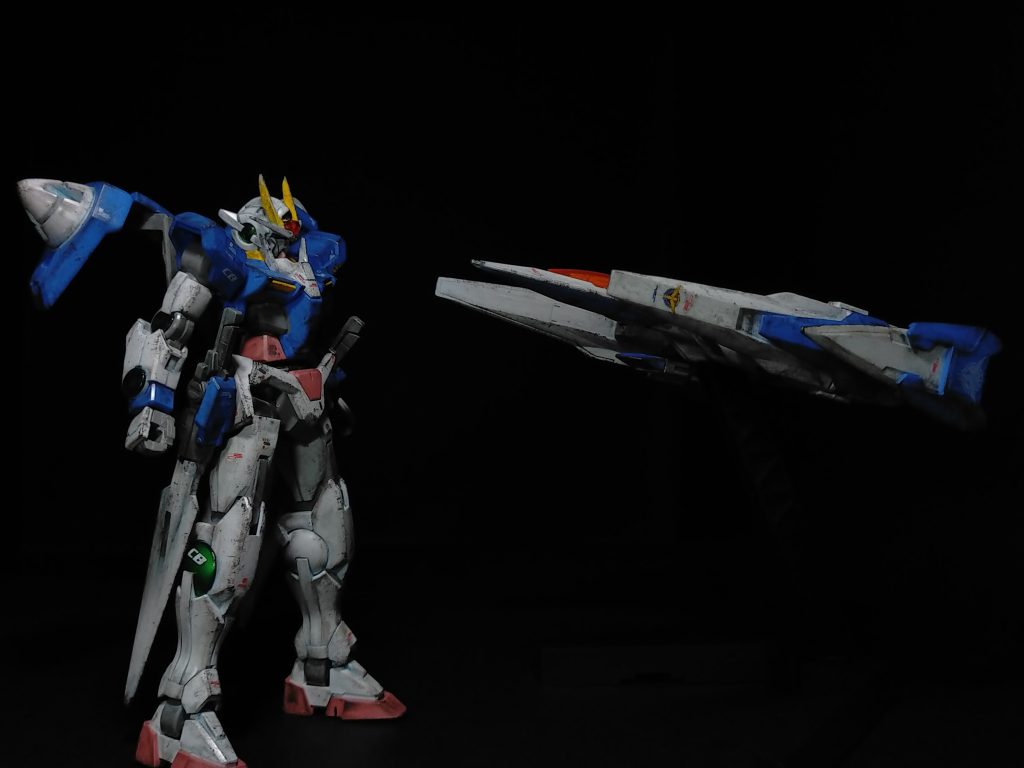 00ライザーは紆余曲折あってリボーンズガンダム戦にたどり着いた王道的な演出だった(様な気がしています)ウエザリングやピッチングで激闘の跡を演出。