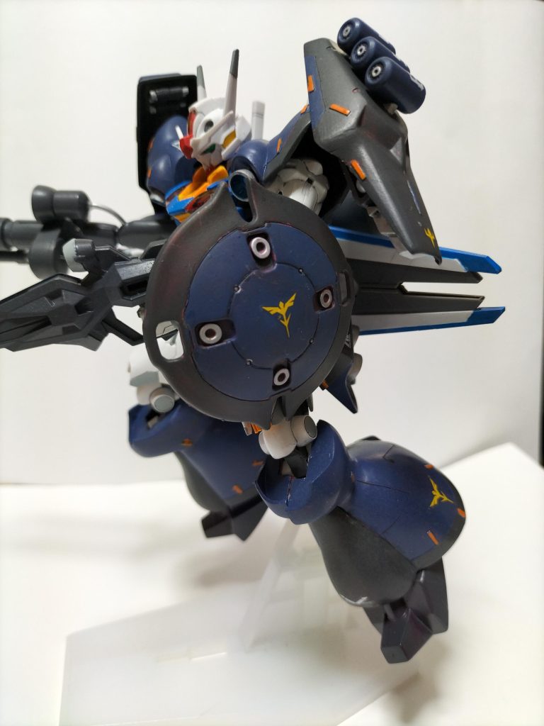 シールドや足に地球圏の反政府組織?のエンブレムが…追加のシールドがあるおかけでビット飛ばして攻撃しながらも防御は万全。使い捨てになりますがファンネルでオールレンジ攻撃に厚みを持たせす事も出来ます。