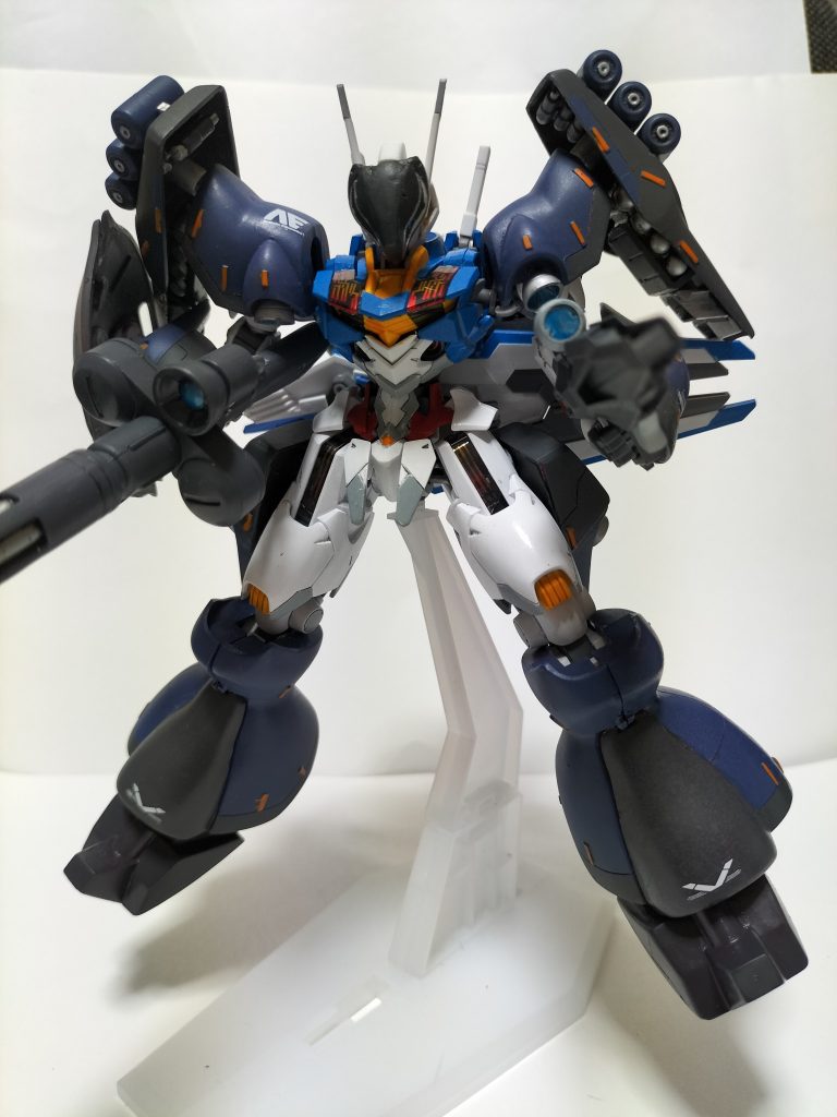 プロフペラさんが言うには、月のアナハイムエレクトロニクスって企業から仮面繋がりで色々パーツの提供がなされたとのことです。ガトリングガンにファンネル、シールドもメガ粒子砲付きと火力を盛りました。タイマンで決闘というより一体多数を相手にしても敵を殲滅するような仕様とのこと。