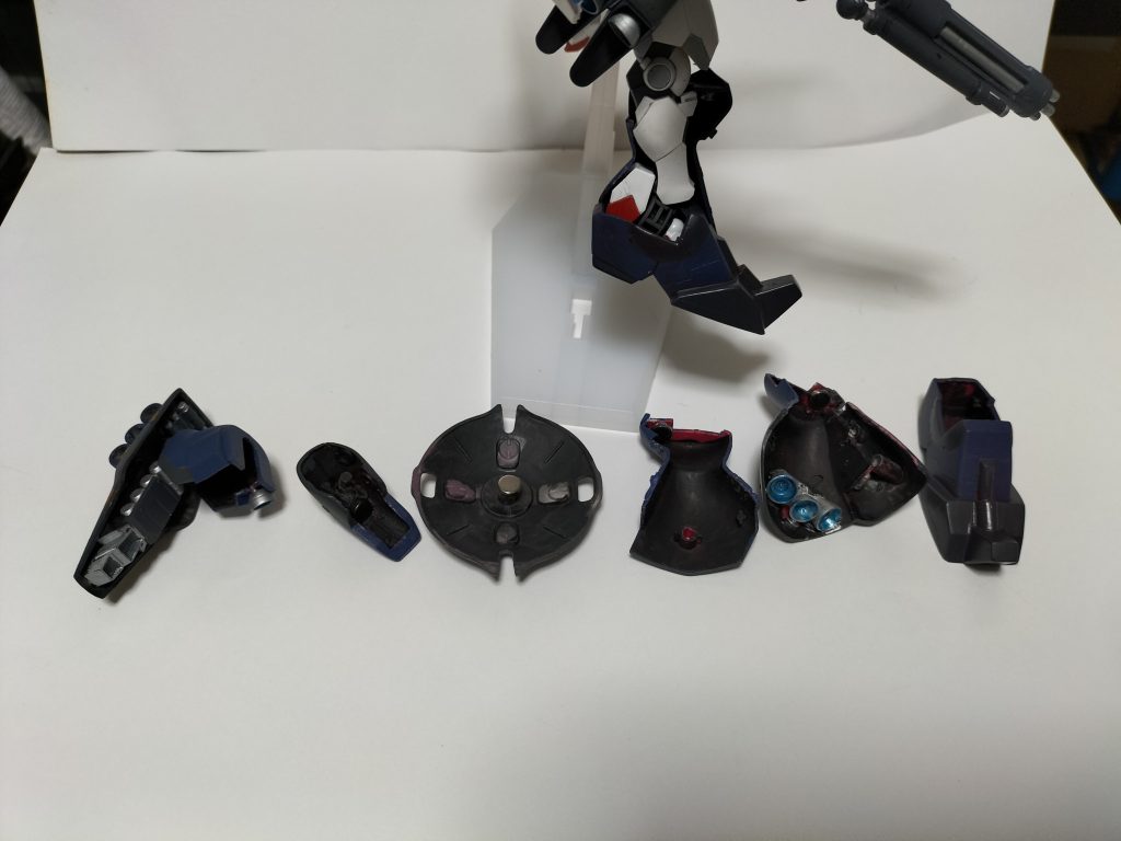 装備を外すとこんな感じ。旧キットのヤクトドーガを使用し肩やスネから下は軸を切り飛ばし、本体の干渉するパーツを一部外すだけでハマりました。シールドやスネは100均のネオジム磁石で取り付け。肩や靴は被せているだけです。